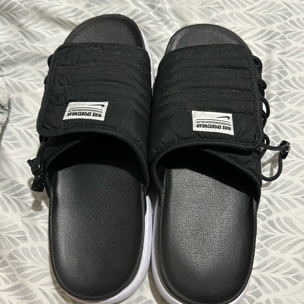 NIKE SLIDES